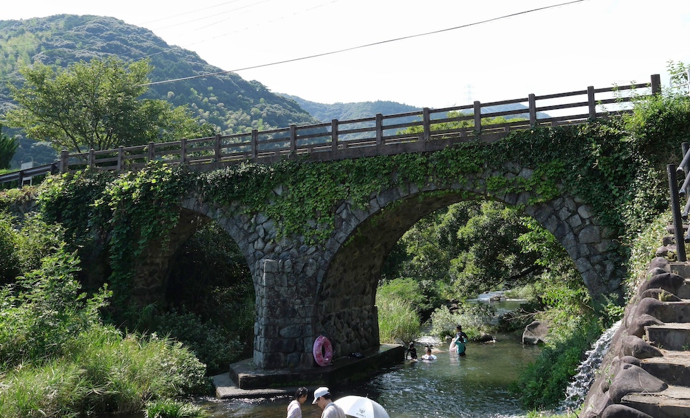 石造二連アーチ橋。春吉の眼鏡橋